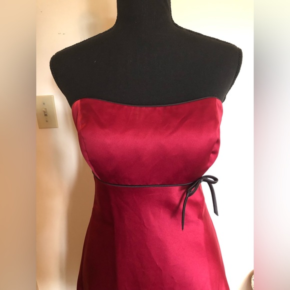 Dress; Alfred Angelo; Burgundy w/Black Piping; Full Skirt; Satiny; Fully Lined - Picture 2 of 8